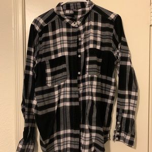 Black and white flannel long sleeve ❗️BOGO❗️